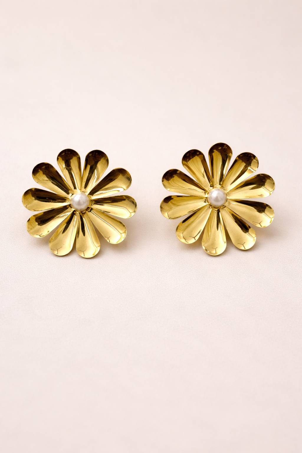Pearl Flower Stud Earrings – Elegant Daisy Design