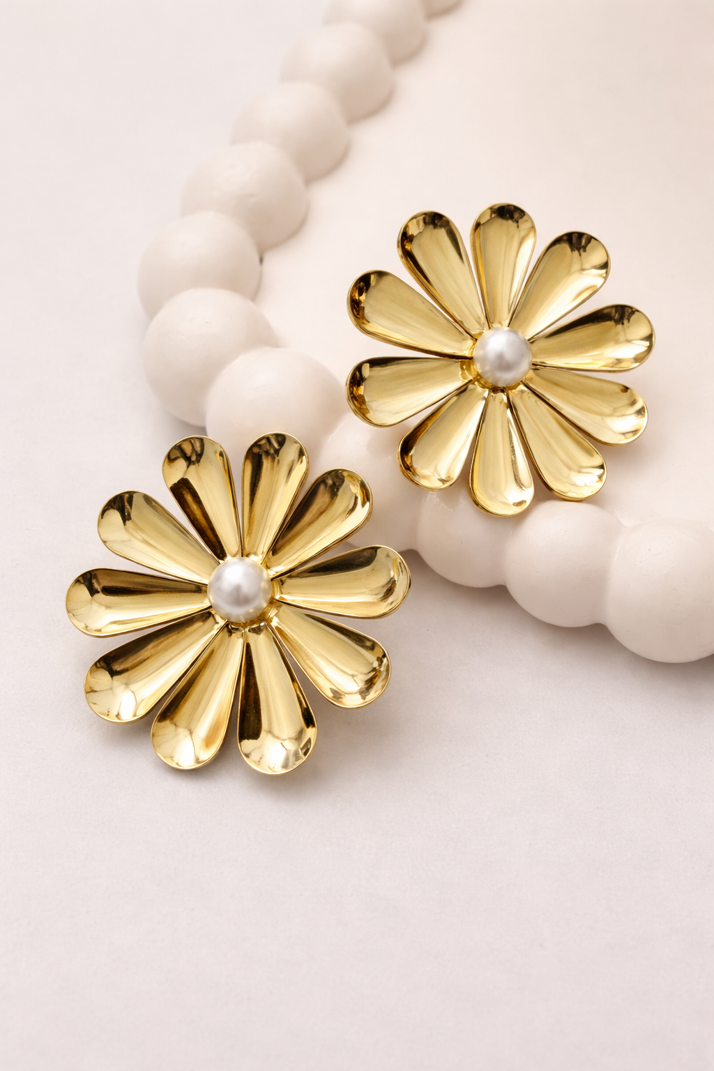 Pearl Flower Stud Earrings – Elegant Daisy Design