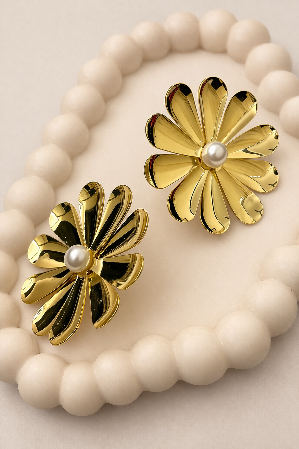 Pearl Flower Stud Earrings – Elegant Daisy Design