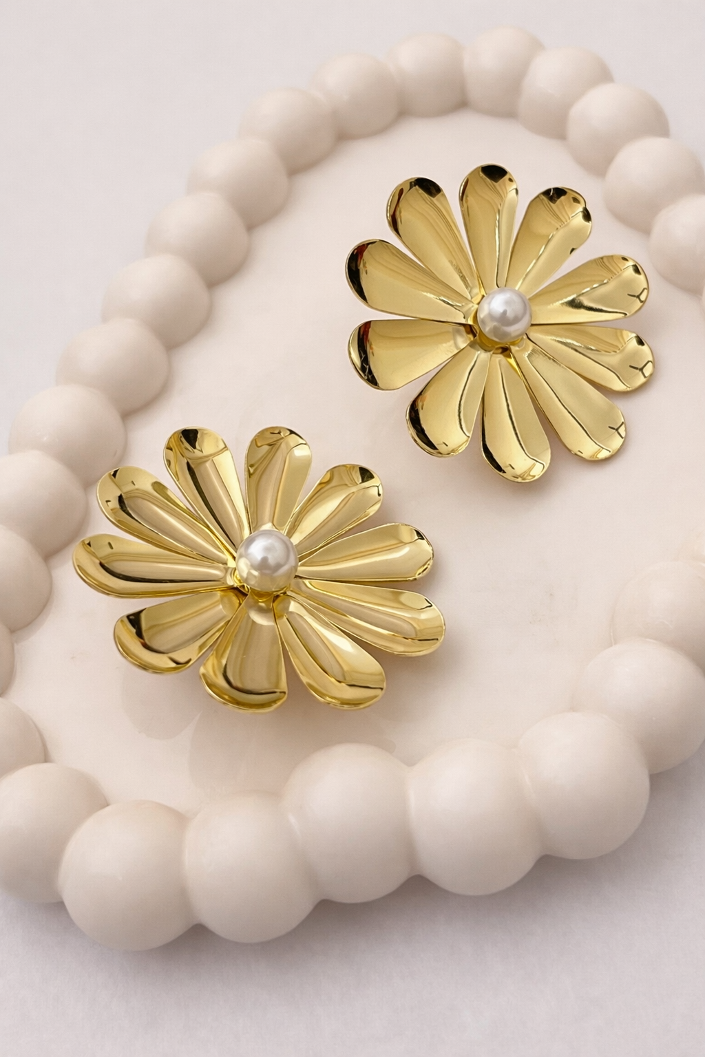 Pearl Flower Stud Earrings – Elegant Daisy Design