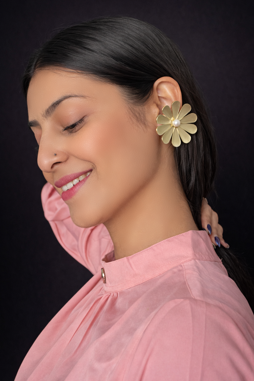 Pearl Flower Stud Earrings – Elegant Daisy Design